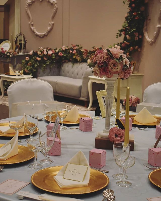 #weddingFlower [　シンデレラ　] 　淡い水色のテーブルクロス 　ゴールドの小物たち。　アンティークカラーのお花。 　コンセプトを決めて 　オリジナルのコーディネートを#結婚式#コンセプトウエディング#シンデレラ#テーブルコーディネート#テーブルフラワー #高砂ソファー #フラワーコーディネート　#フラワーデコレーター#フローリスト#プレ花嫁 #福島市 (Instagram)