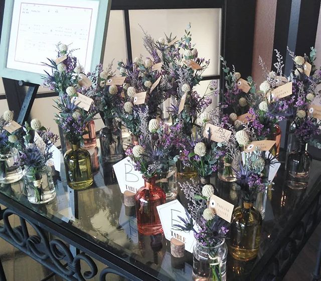 #weddingFlower お花の演出の1つ [　エスコートフラワー　]ゲスト1人ずつ名前が書かれたタグ付の花をウエルカムスペースに。最近は色々なウエルカムアイテムがあるのでお二人らしさやコンセプトに合わせたアイテムを準備するのはオススメ! #結婚式#ウエルカムアイテム#エスコートフラワー#ナチュラル#アットホームウェディング #パンパス#ボトルフラワー#高砂装飾 #コンセプトウエディング#フラワーコーディネート#福島市 (Instagram)