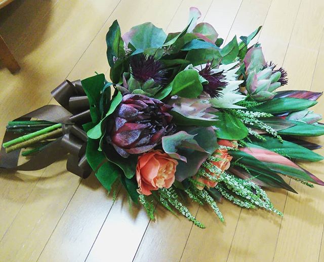 #weddingbouquet #クラッチブーケ 大ぶりなネイティブフラワーと　たっぷりなグリーンのブーケふんわり可愛いより 　スタイリッシュやカッコいい　が好きな方へオススメ。#結婚式#オーダーブーケ#アートフラワーブーケ #ネイティブフラワー#ナチュラルテイスト#プレ花嫁さんと繋がりたい #花好きな人と繋がりたい #フラワーデコレーター #フローリスト#福島 (Instagram)